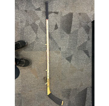 JOE NIEUWENDYK SIGNED TEAM STICK 1993-94 WITH VERNON/FLEURY/SUTER/MACINNIS/NIEUWENDYK AUTOGRAPHS