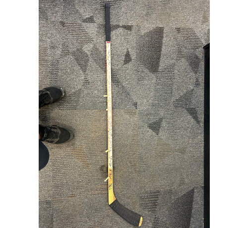 JOE NIEUWENDYK SIGNED TEAM STICK 1993-94 WITH VERNON/FLEURY/SUTER/MACINNIS/NIEUWENDYK AUTOGRAPHS