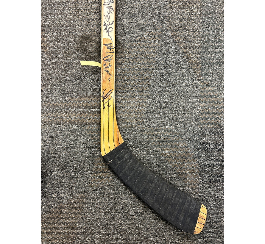 JOE NIEUWENDYK SIGNED TEAM STICK 1993-94 WITH VERNON/FLEURY/SUTER/MACINNIS/NIEUWENDYK AUTOGRAPHS