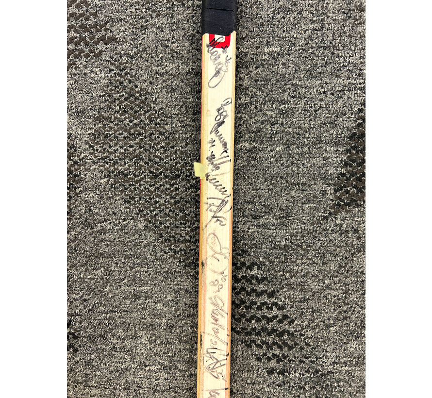 JOE NIEUWENDYK SIGNED TEAM STICK 1993-94 WITH VERNON/FLEURY/SUTER/MACINNIS/NIEUWENDYK AUTOGRAPHS