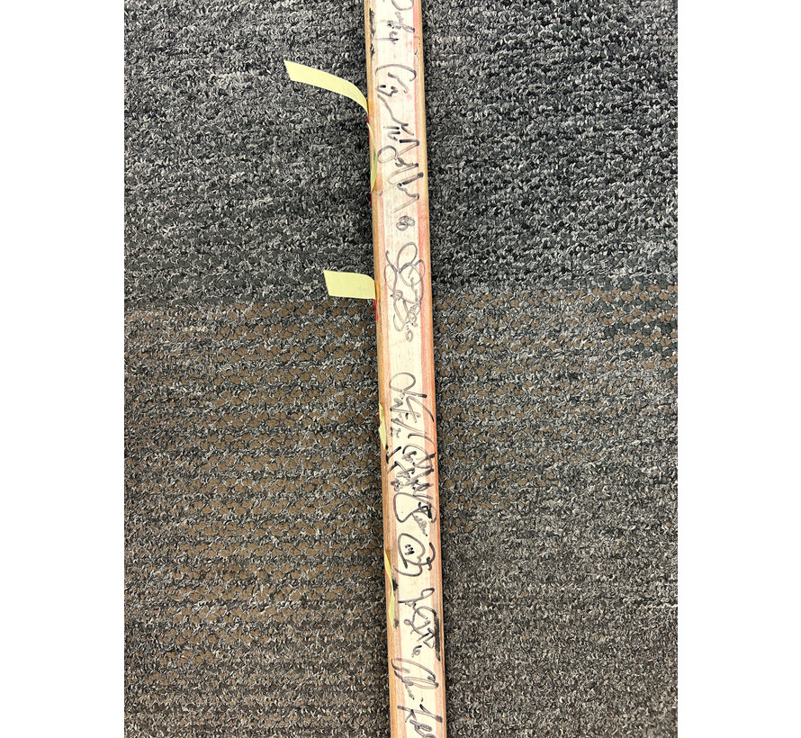 JOE NIEUWENDYK SIGNED TEAM STICK 1993-94 WITH VERNON/FLEURY/SUTER/MACINNIS/NIEUWENDYK AUTOGRAPHS
