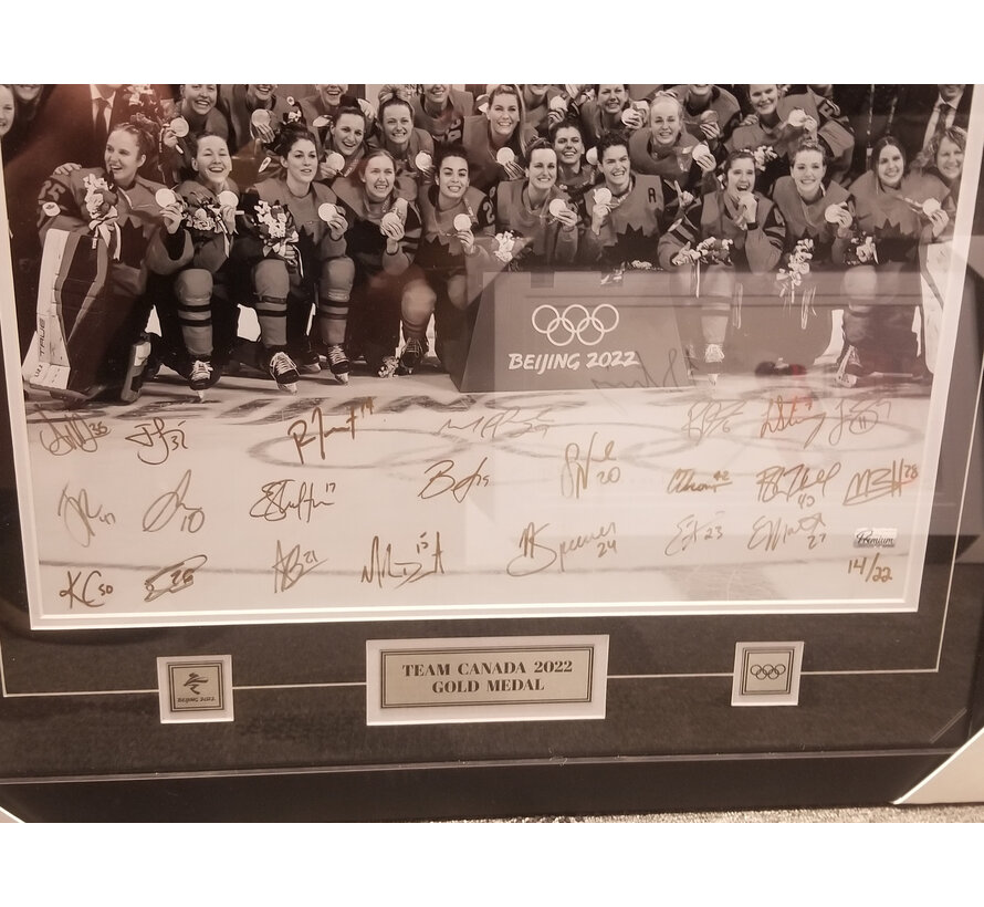 Framed 2022 Women's Team Canada Team Signed/Autographed 16x20 Photo Hockey