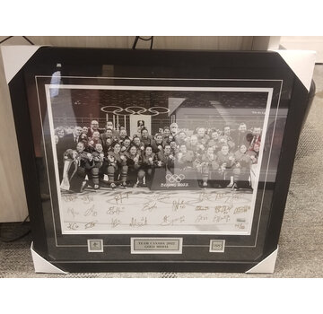 Framed 2022 Women's Team Canada Team Signed/Autographed 16x20 Photo Hockey