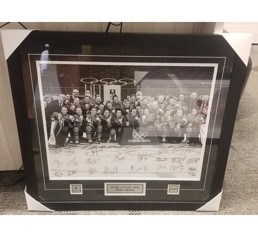 Framed 2022 Women's Team Canada Team Signed/Autographed 16x20 Photo Hockey