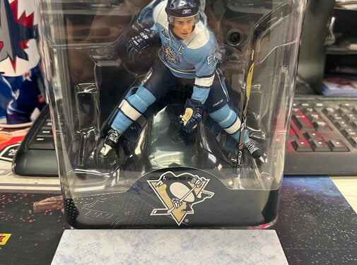 MCFARLANE SIDNEY CROSBY MCFARLANE WITH AUTOGRAPHED BASE NO COA