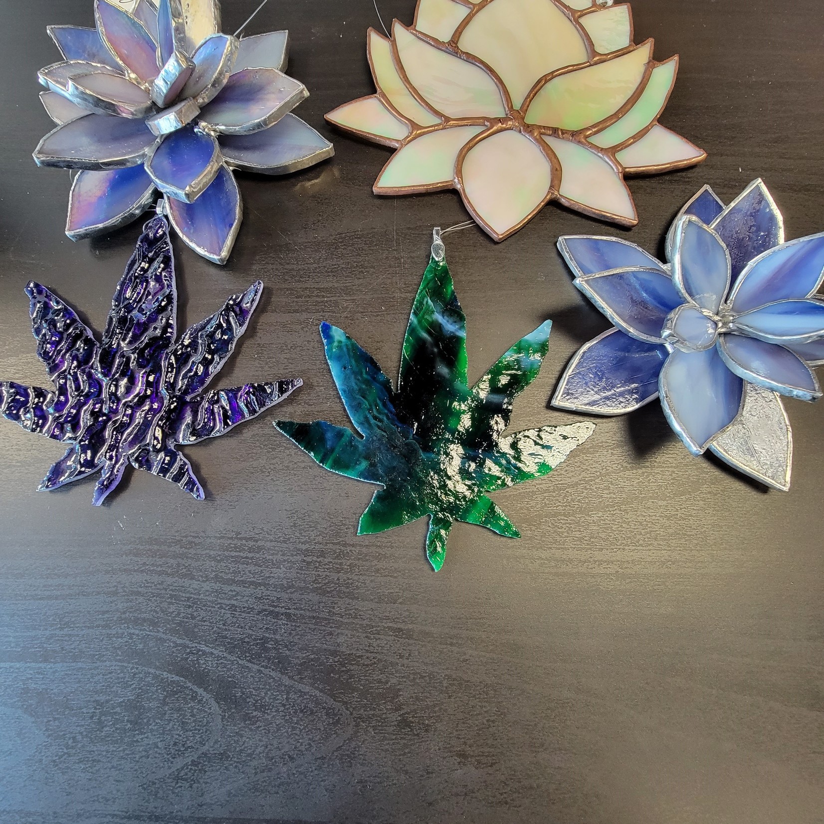 CUTTINGEDGE.CRAFTS CUTTINGEDGE.CRAFTS SMALL STAINED-GLASS LOTUS FLOWER