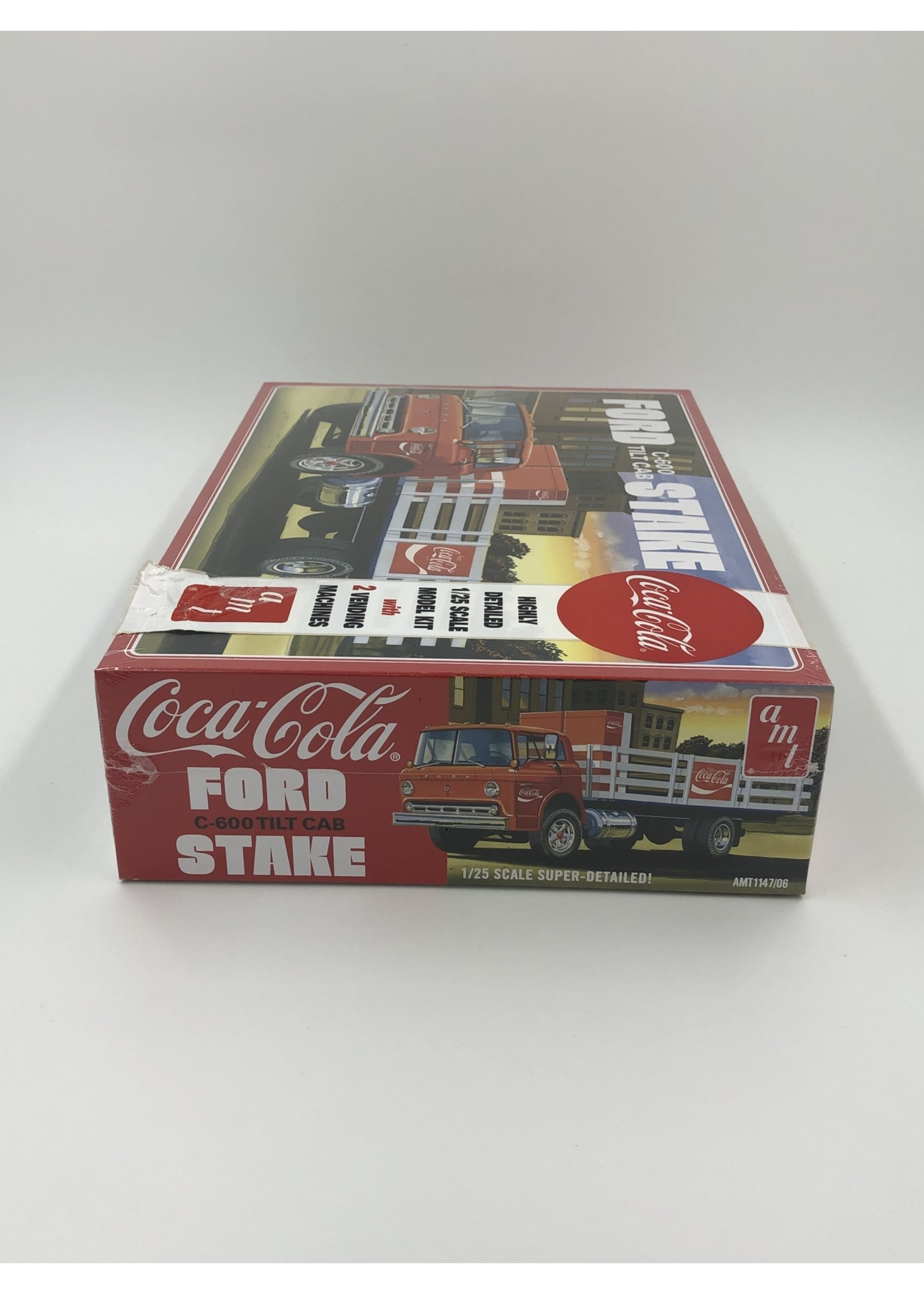 Models   AMT FORD C600 STAKE BED w/COKE MACHINES (1/25)