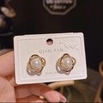 Overlapped Diamond and Gold Earrings with Pearls