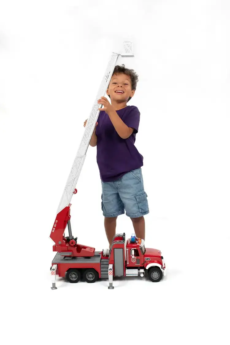 MACK Granite Fire engine with Water pump Bruder