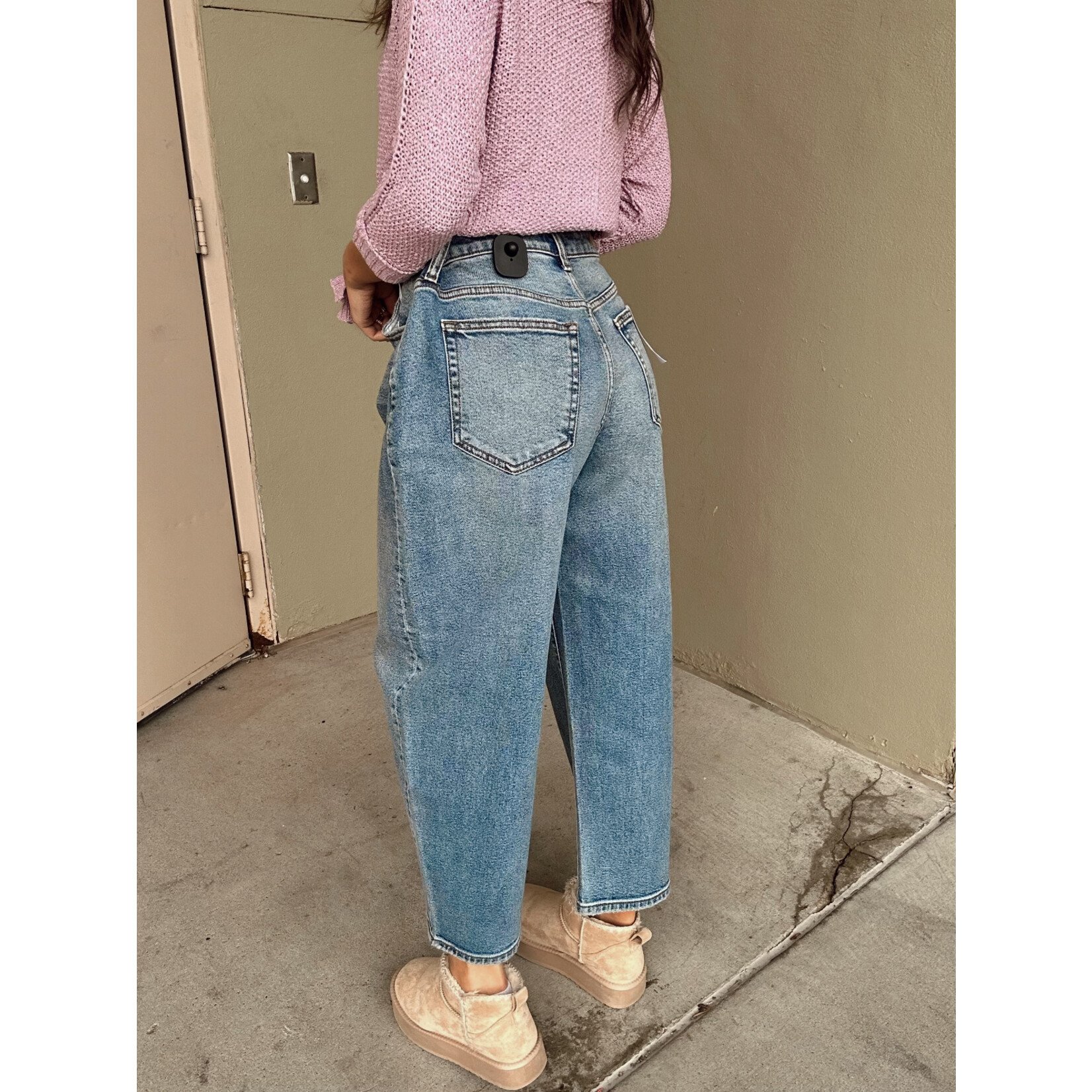 Rod Mid Waisted Barrel Leg Jean