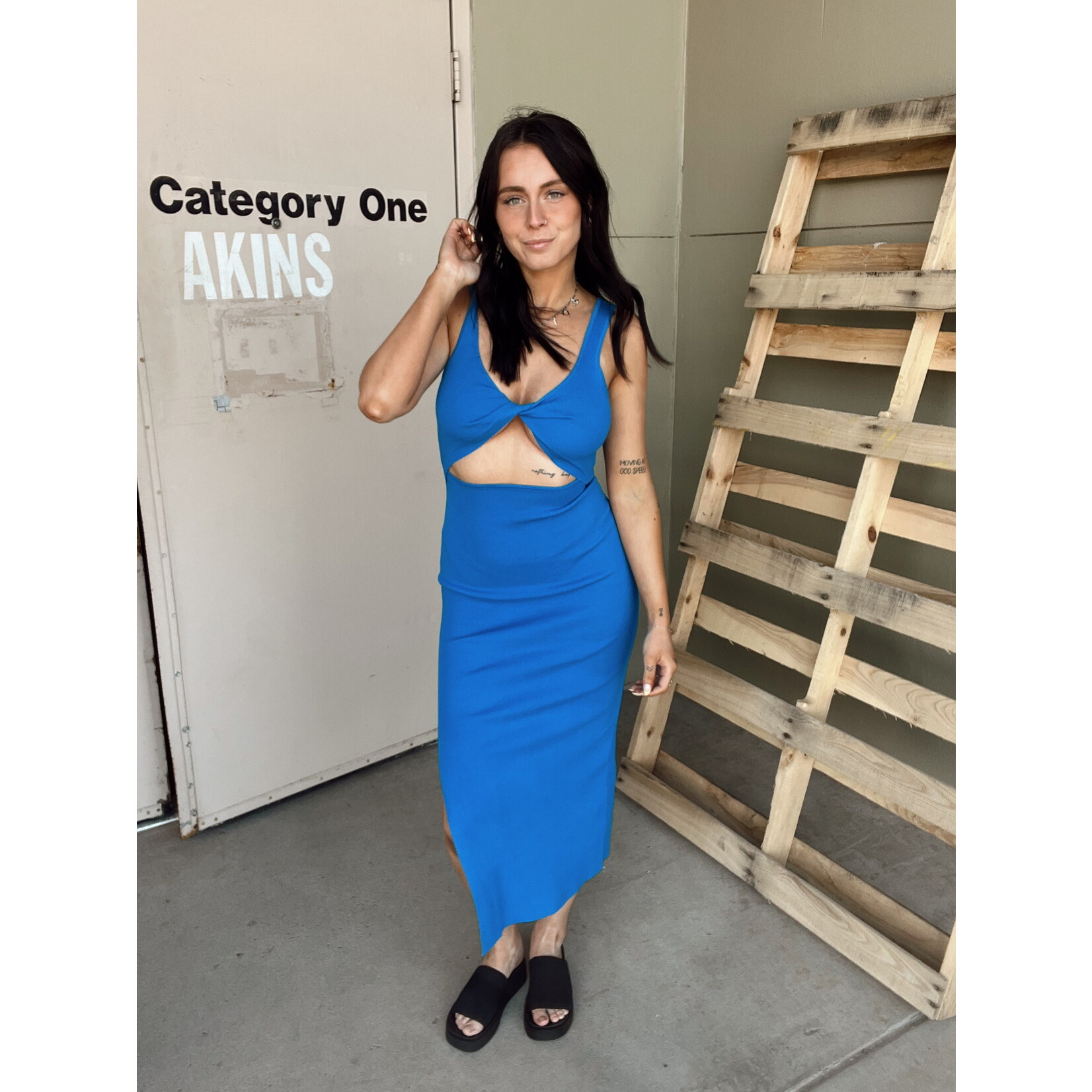 Front Knot Dress w Cutout