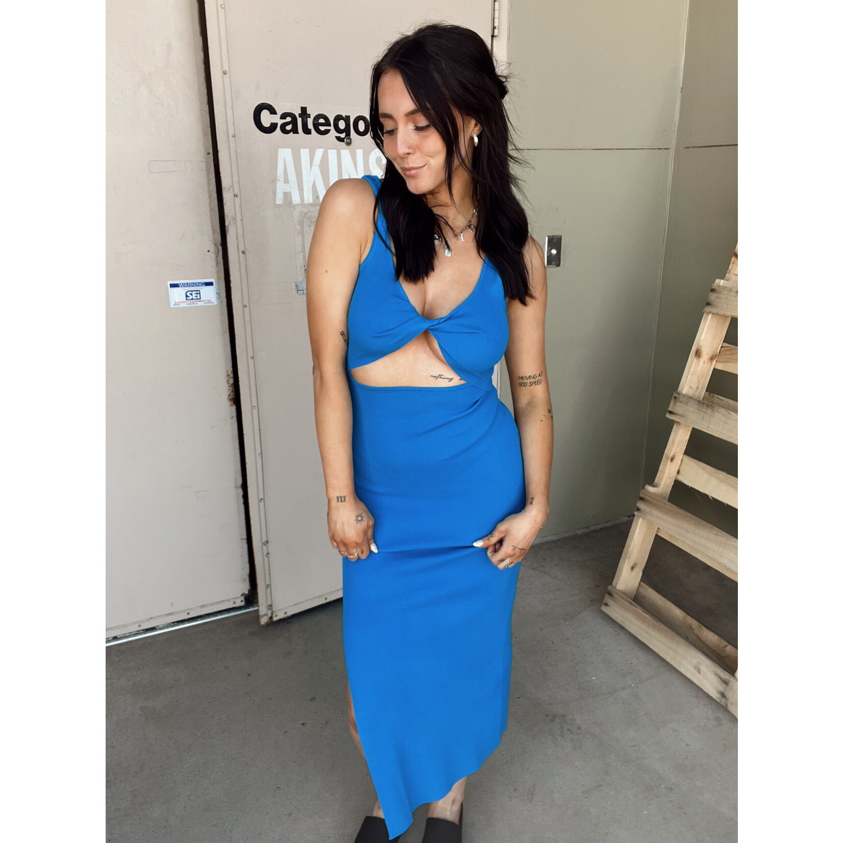 Front Knot Dress w Cutout