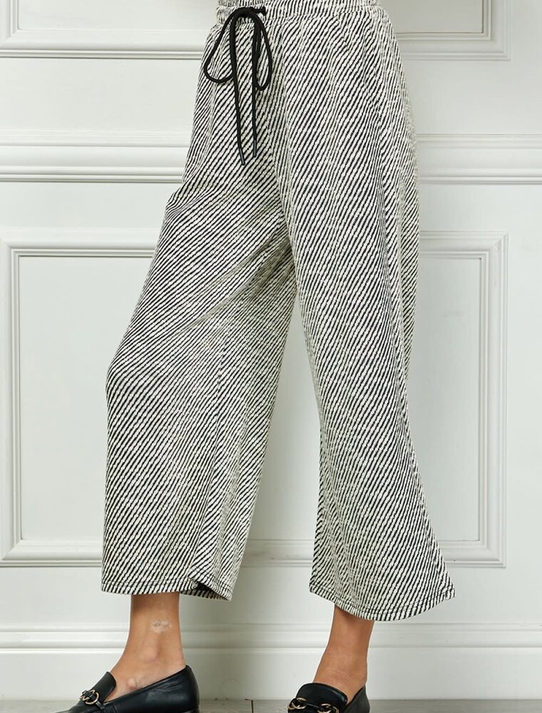 SEE AND BE SEEN DIAGONAL STRIPED CROPPED PANTS