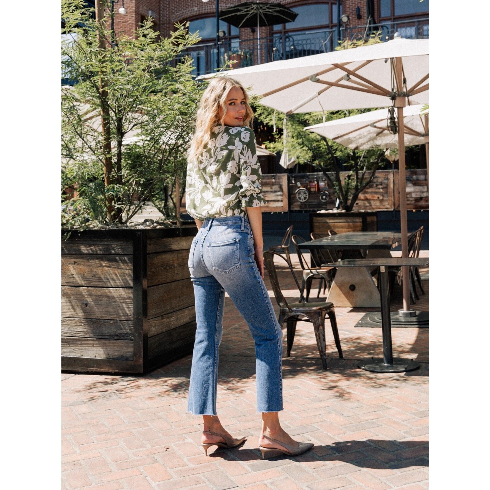 https://cdn.shoplightspeed.com/shops/653637/files/57213071/1652x1652x2/sneak-peek-debra-kick-flare-denim.jpg