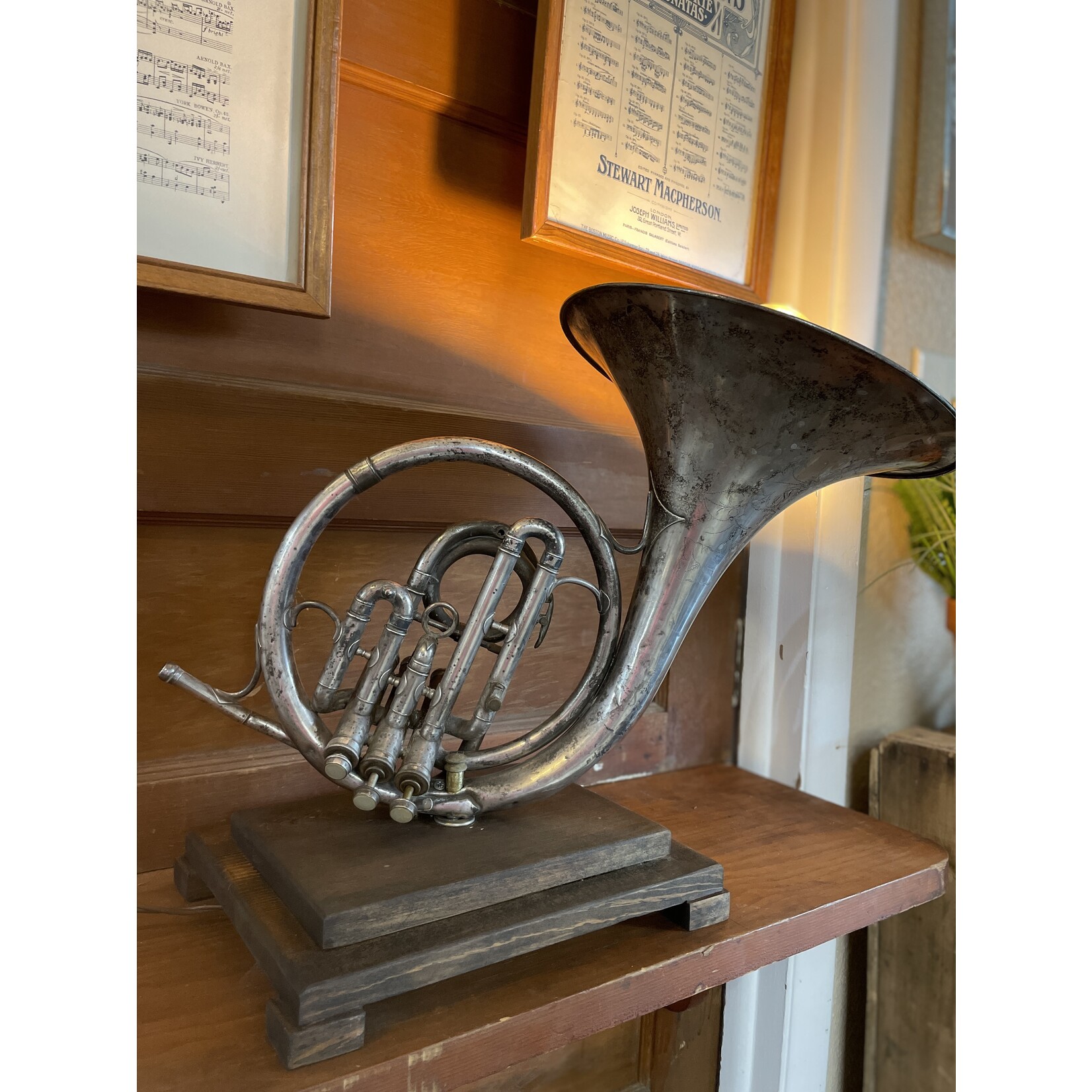 French horn lamp
