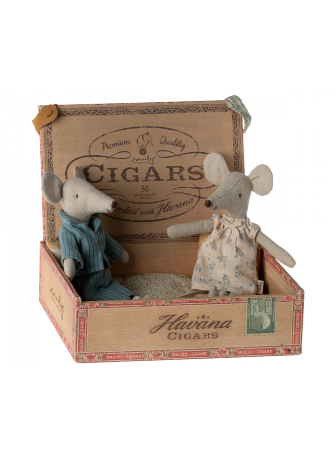 Mum & Dad in Cigarbox
