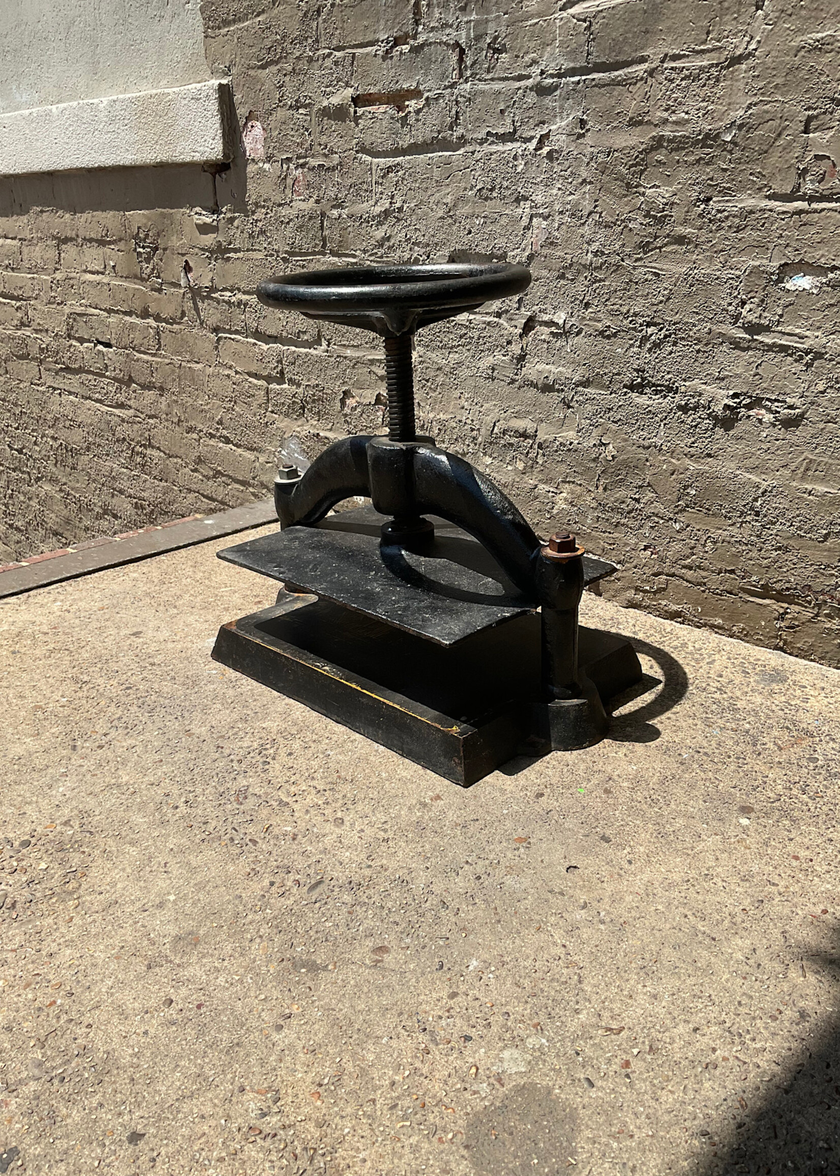GOODWOOD Cast Iron Book Press