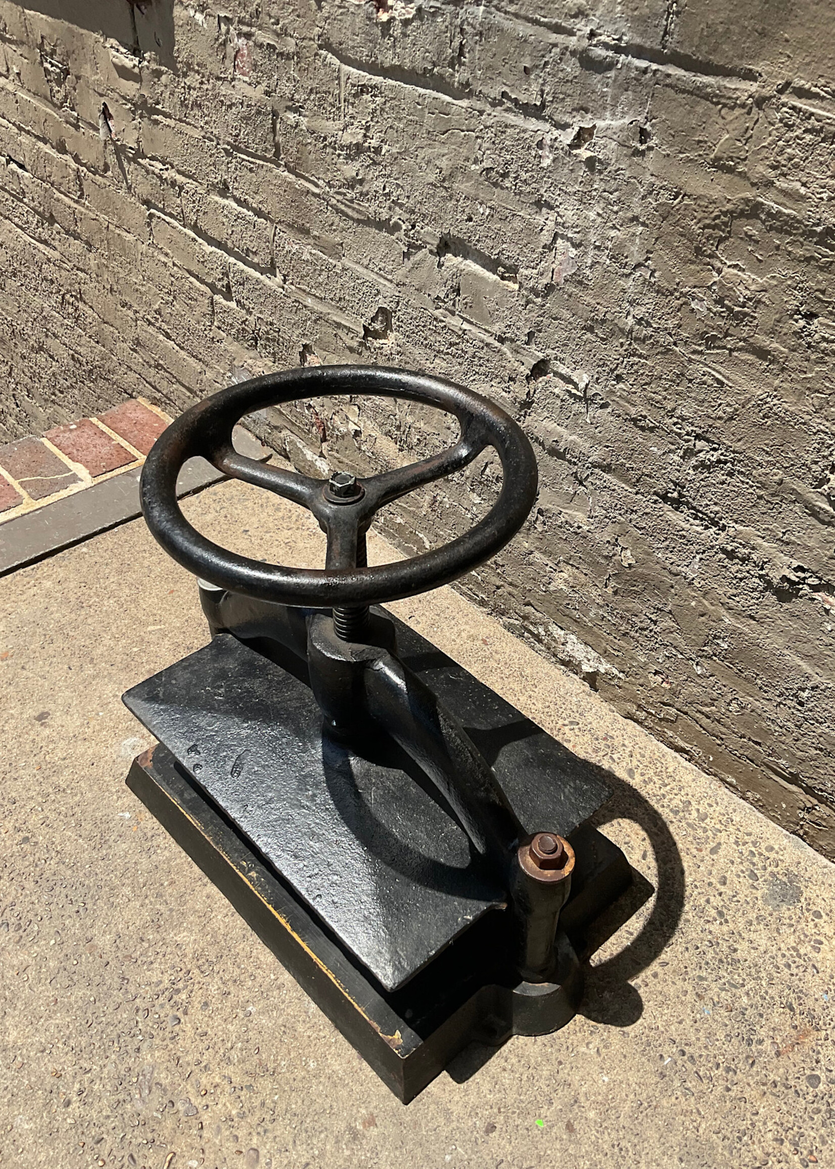 GOODWOOD Cast Iron Book Press