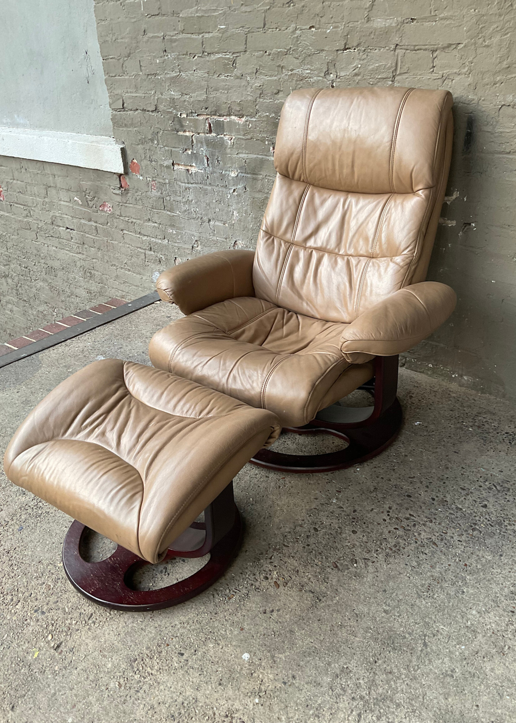 GOODWOOD MCM Lane Ekornes Style Chair & Ottoman