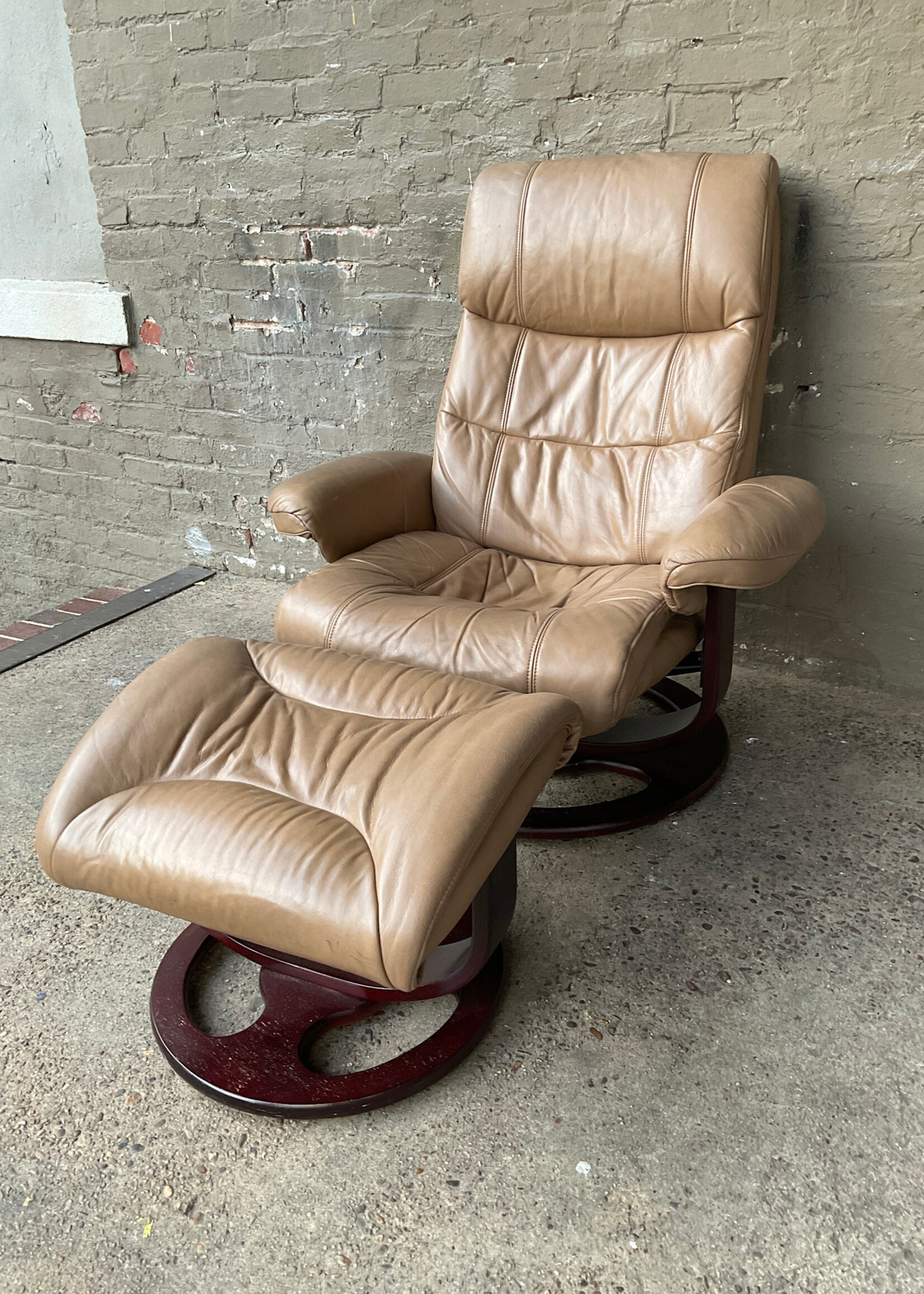 GOODWOOD MCM Lane Ekornes Style Chair & Ottoman