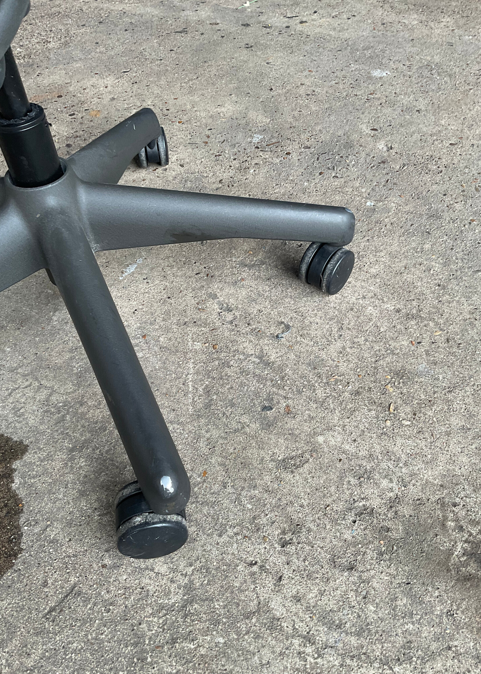 GOODWOOD Aeron Chair, Herman Miller, Size D