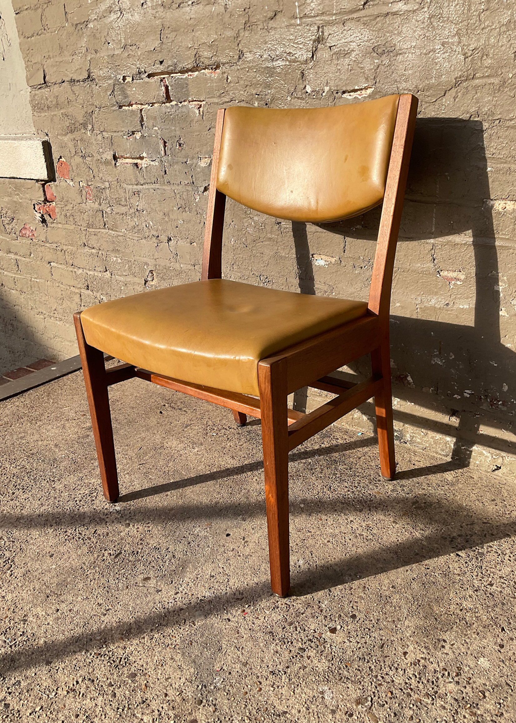 GOODWOOD MCM Walnut & Leather Gunlocke Chair