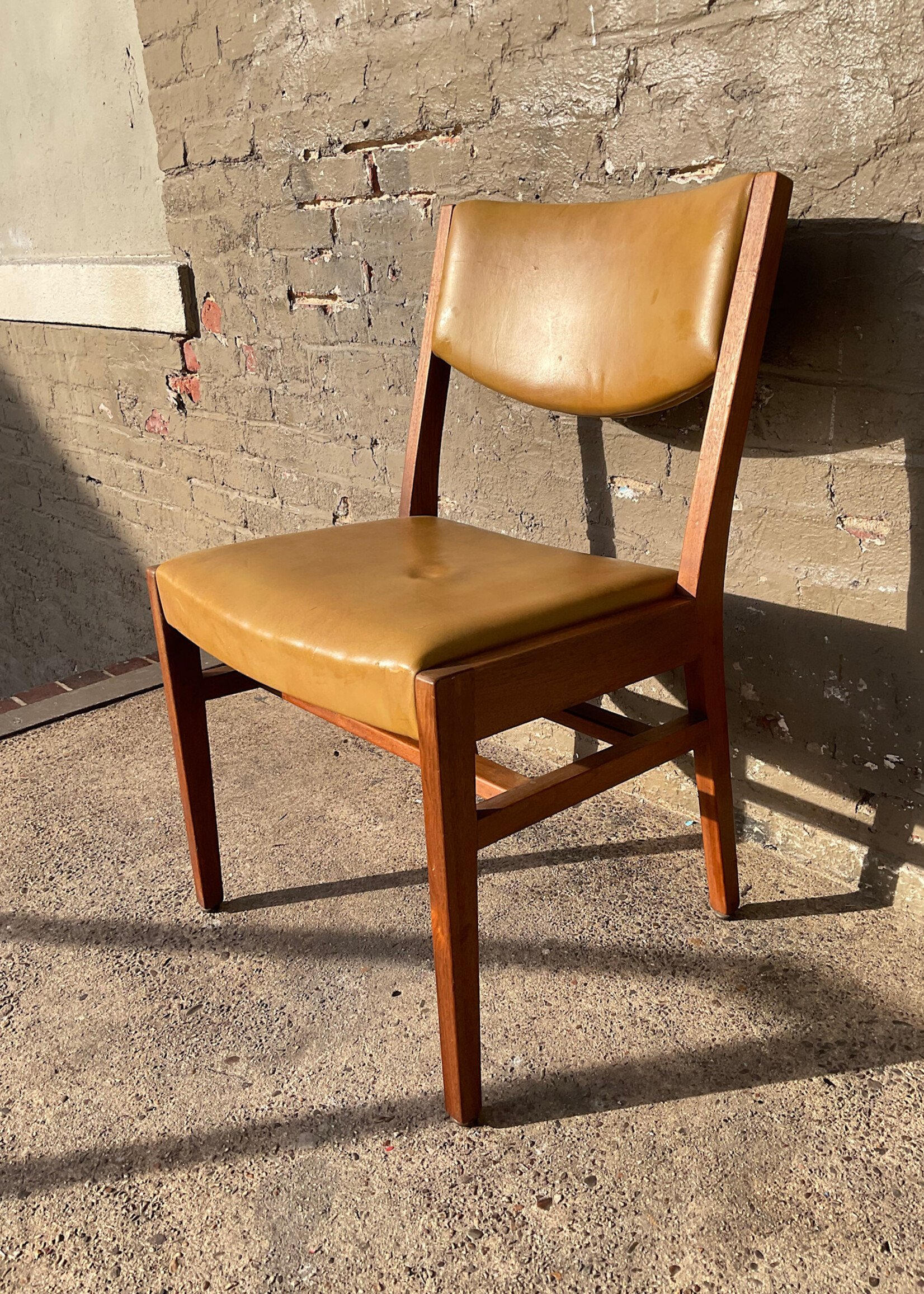 GOODWOOD MCM Walnut & Leather Gunlocke Chair