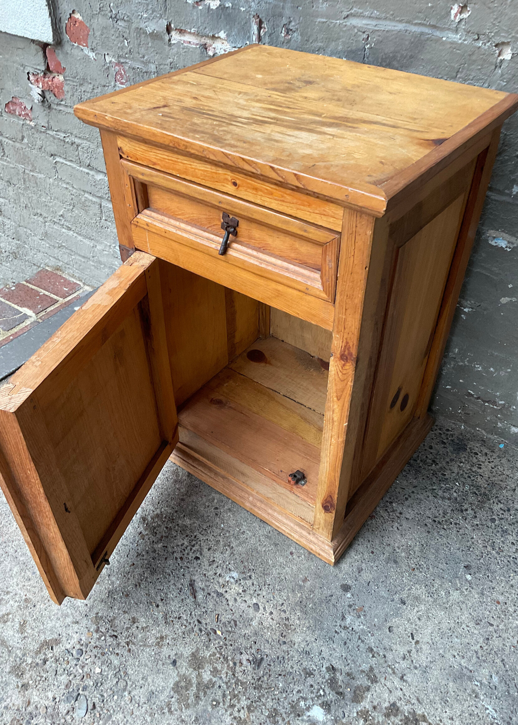 GOODWOOD Pine Nightstand