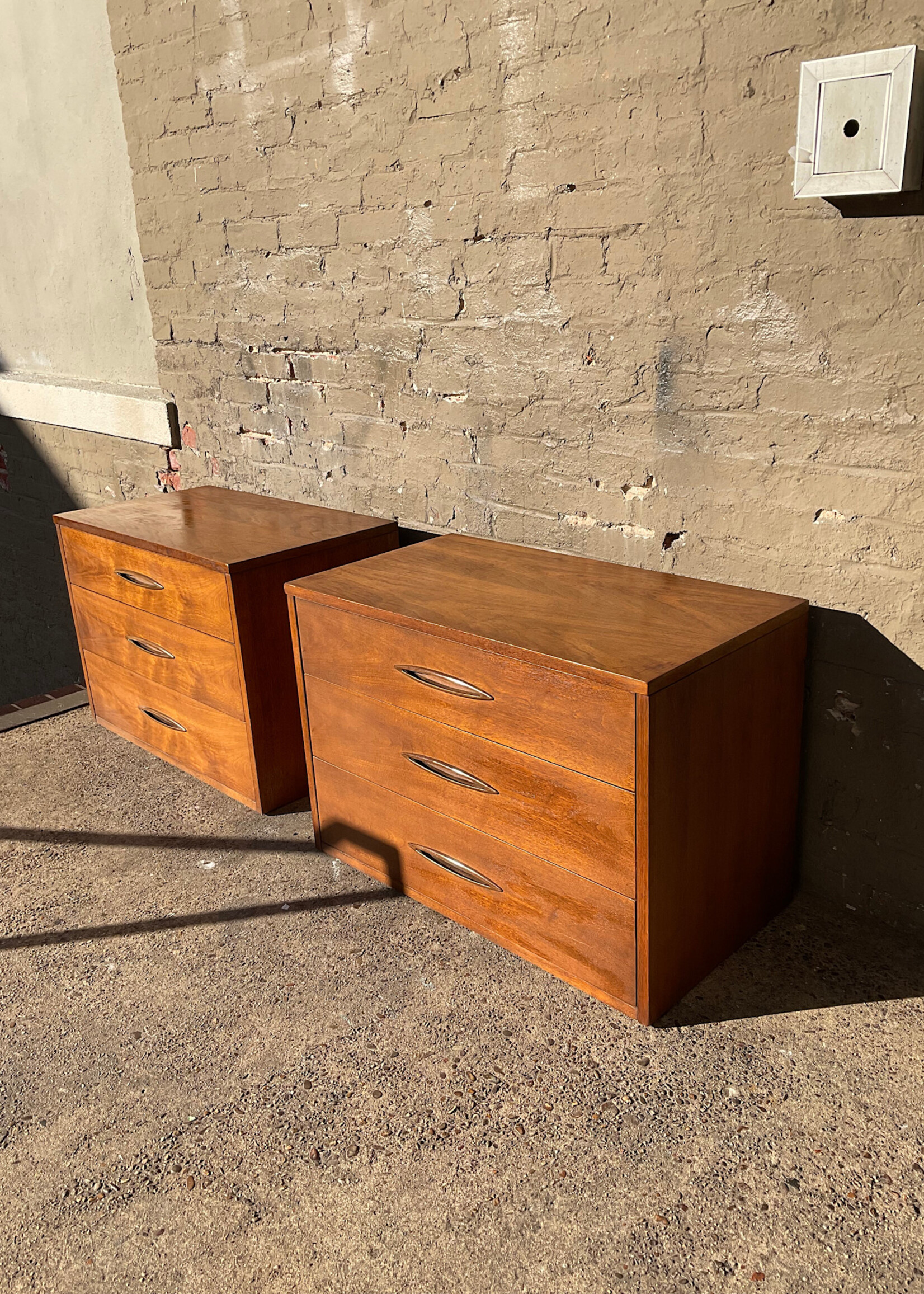 GOODWOOD Pair of MCM Broyhill Nightstands