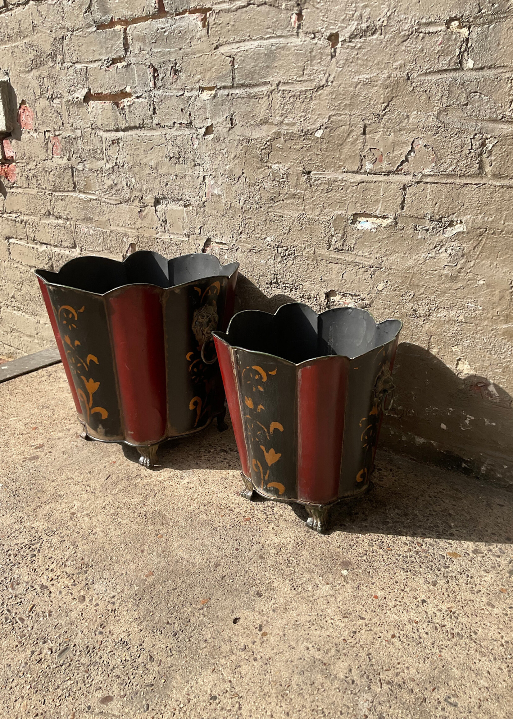 GOODWOOD Small Scalloped Tole Painted Bin