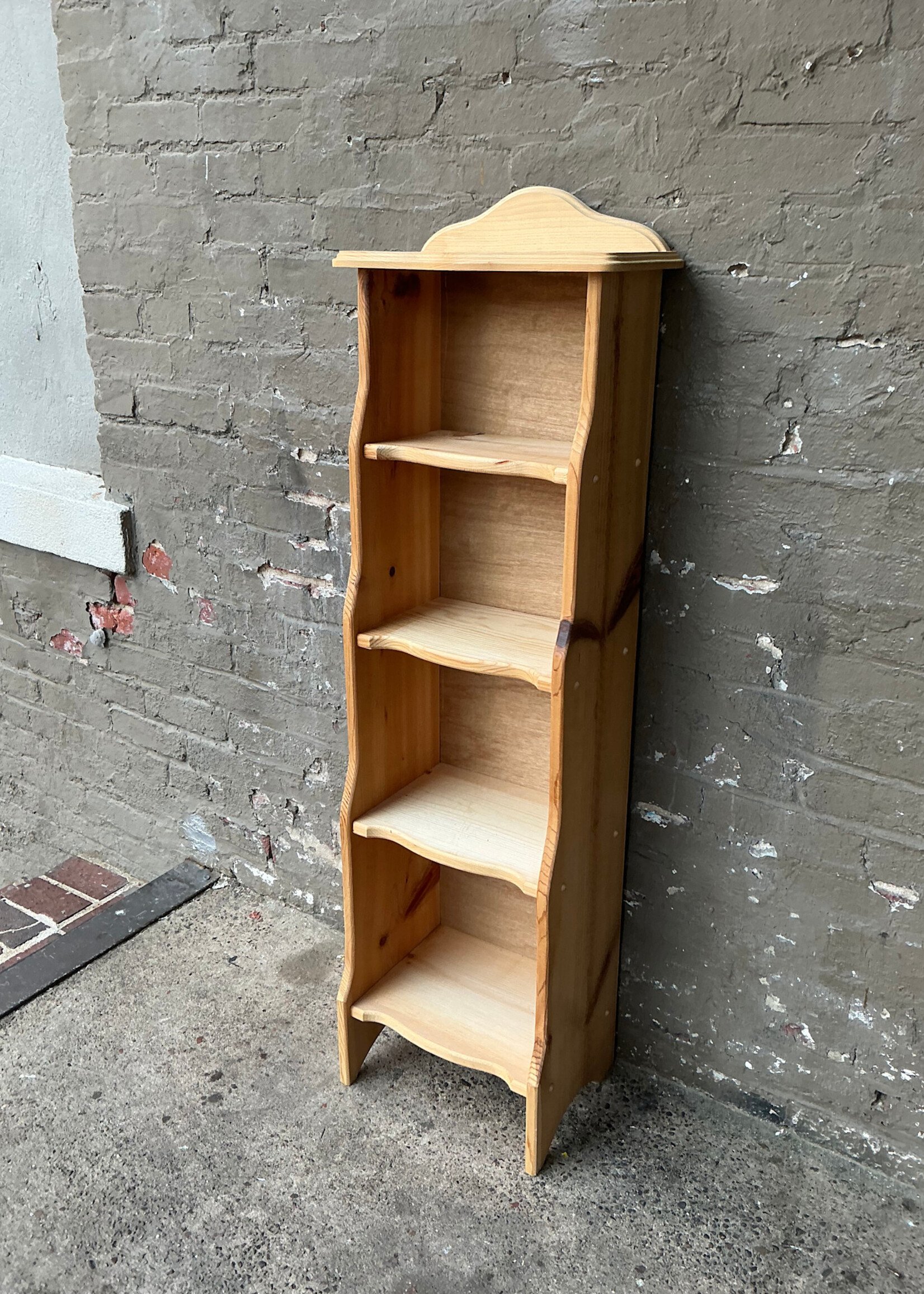 GOODWOOD Pine Graduated Bookshelf