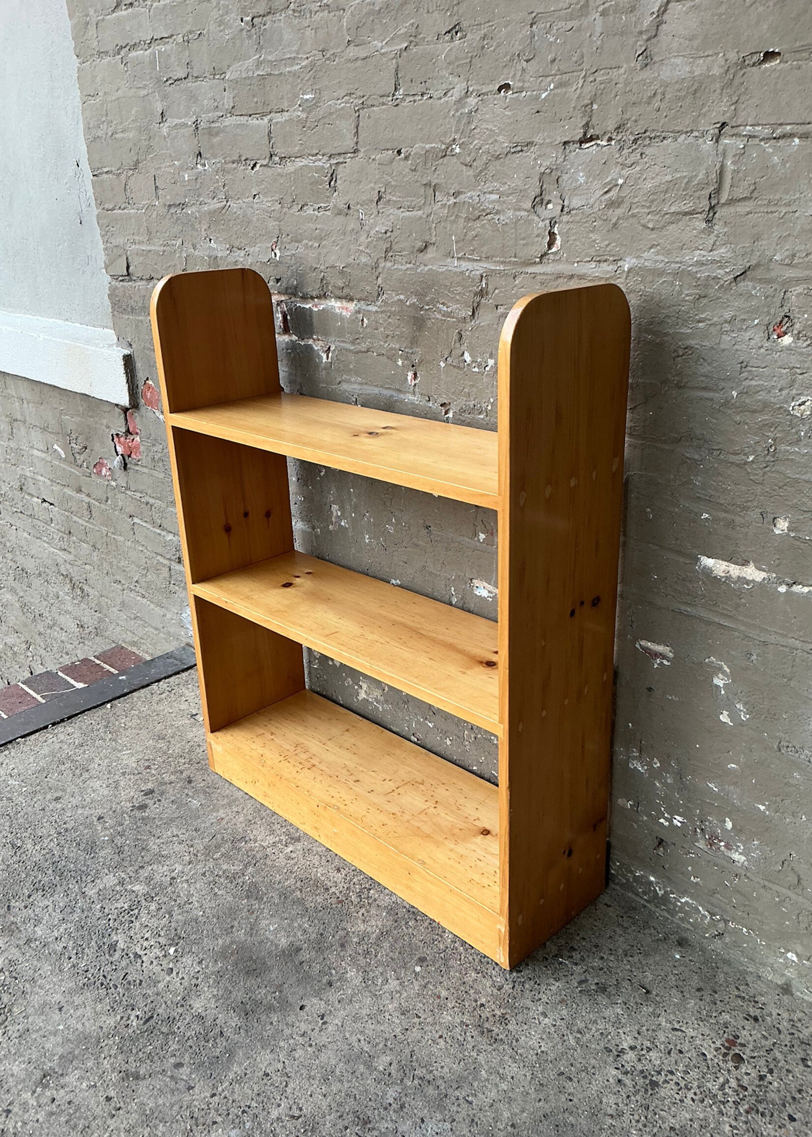 GOODWOOD Vintage Pine Bucket Shelf