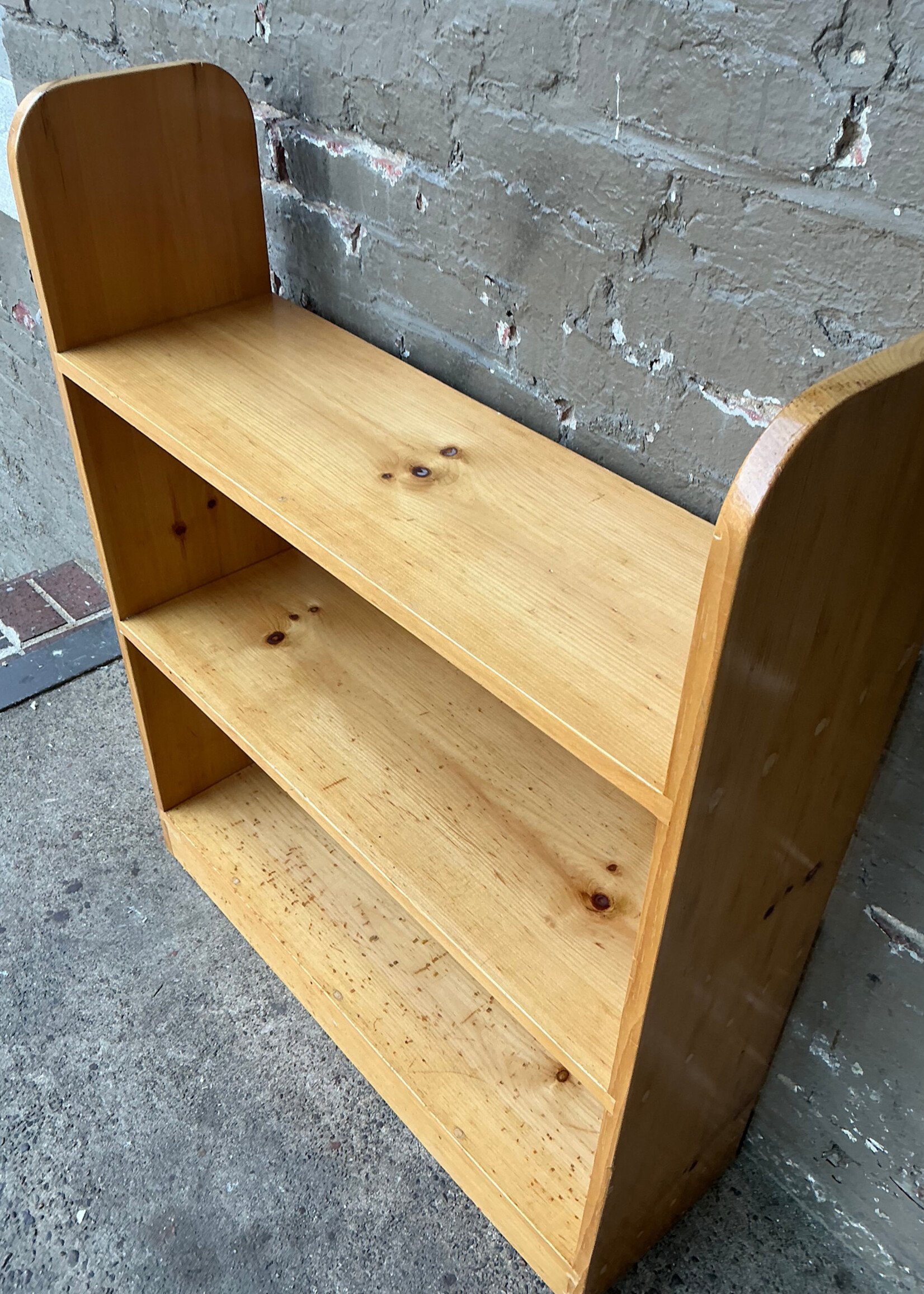 GOODWOOD Vintage Pine Bucket Shelf