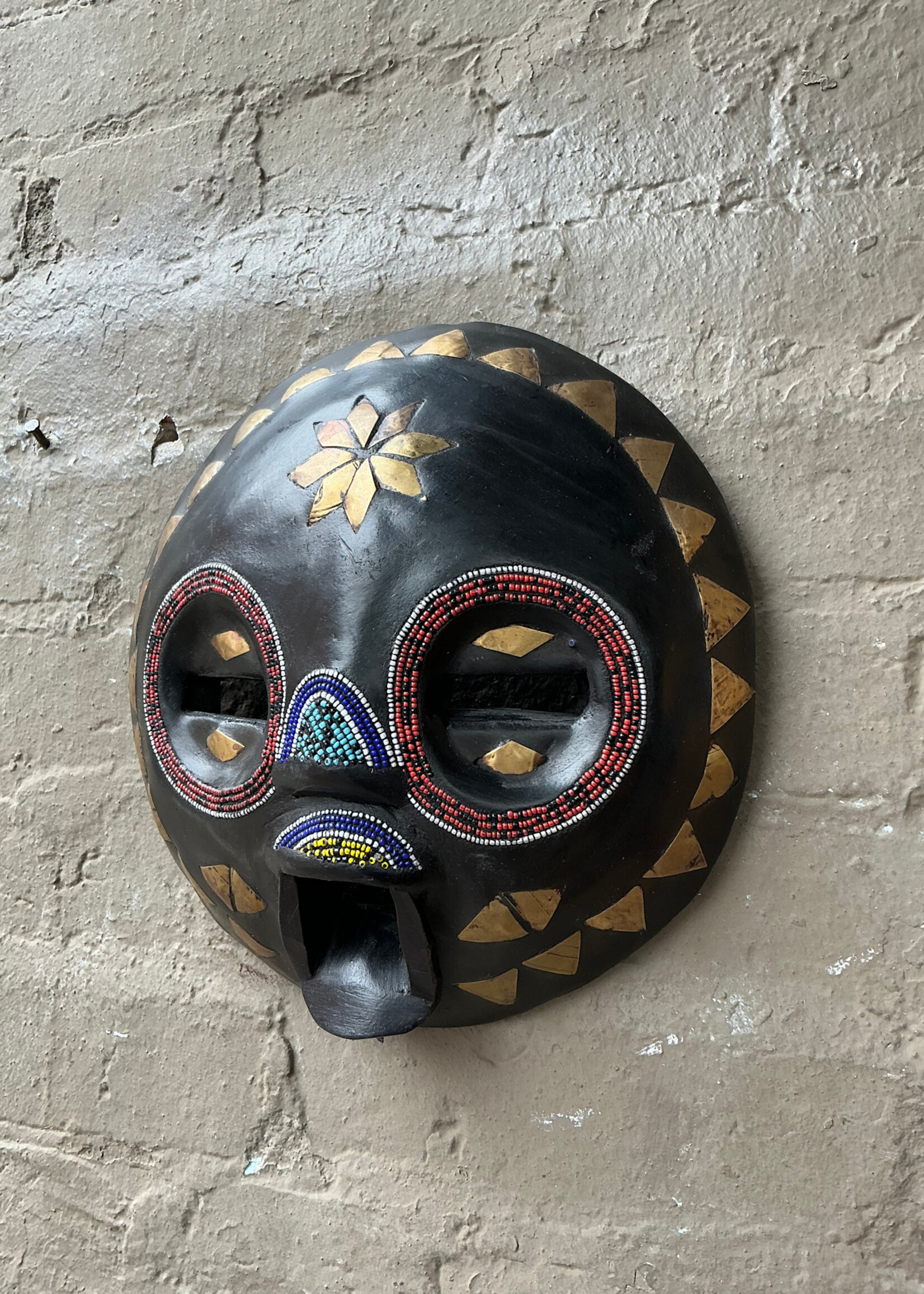 GOODWOOD Round Beaded Mask