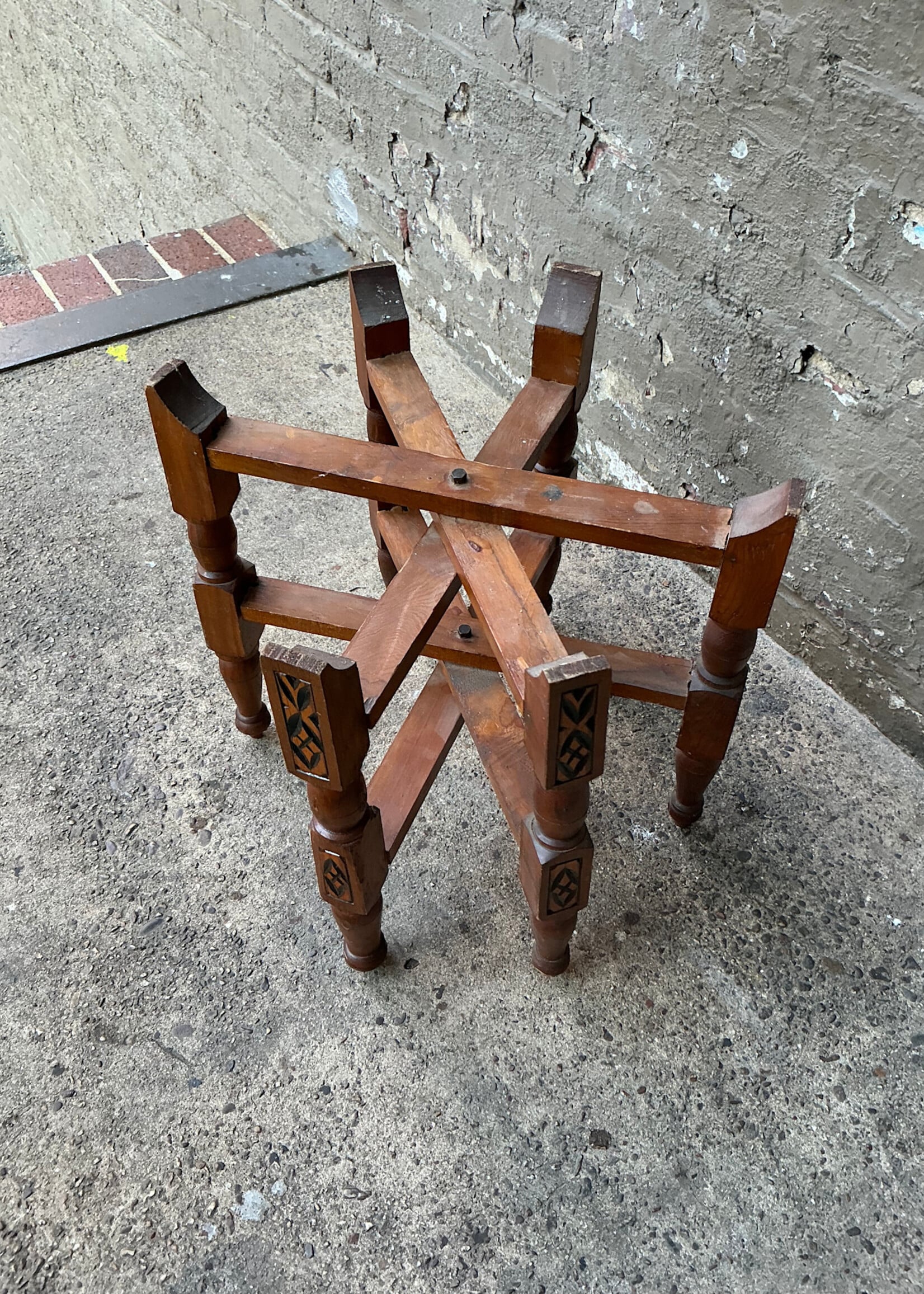 GOODWOOD Small Brass Tray on Stand