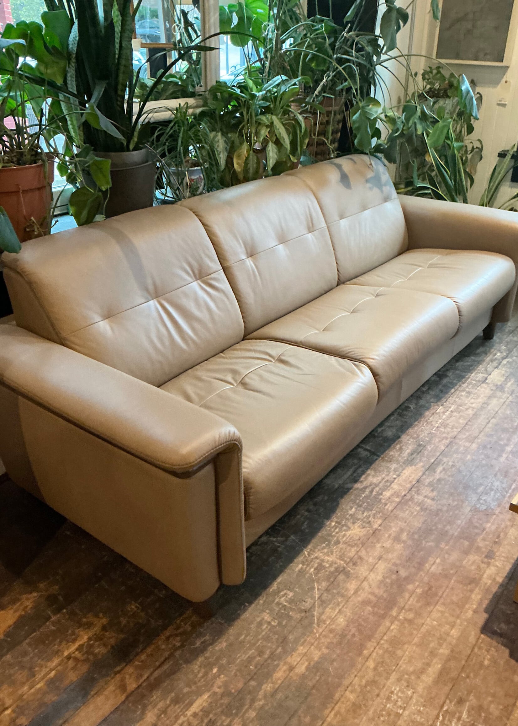 GOODWOOD Floral Wood Stressless Leather Sofa