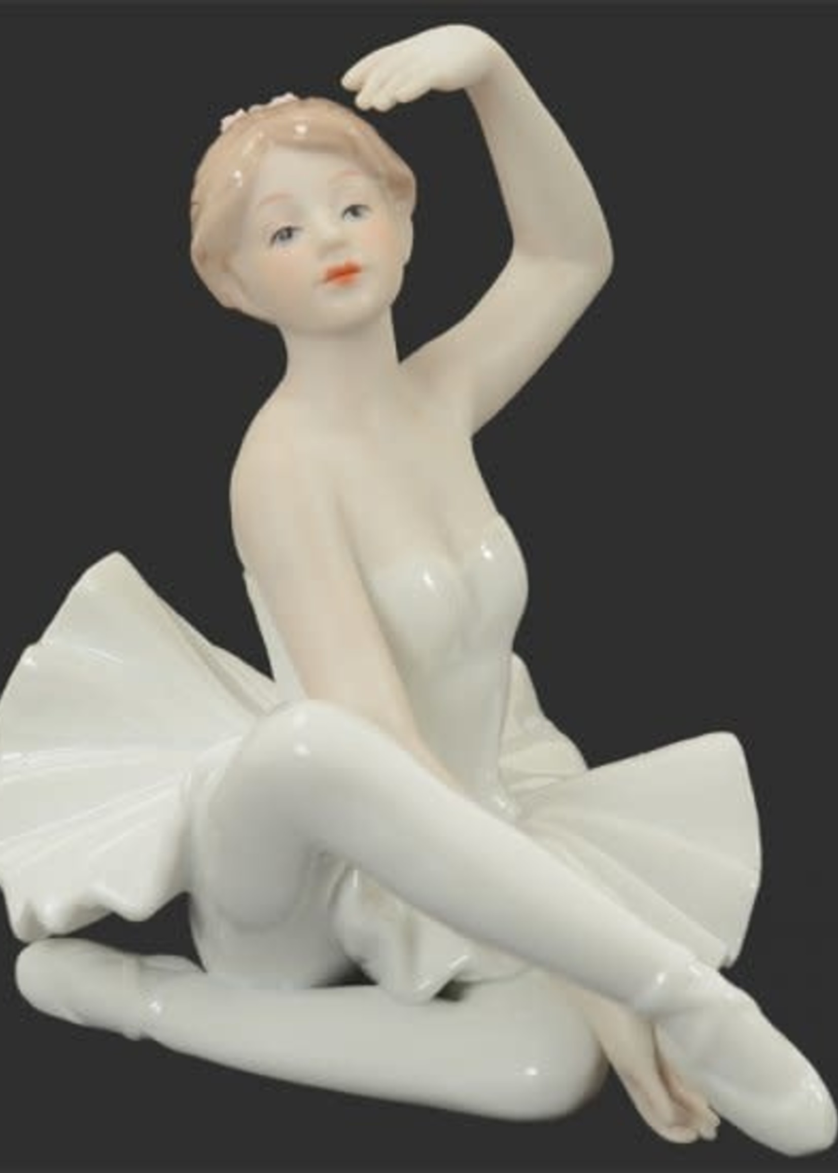 Lladro Style Closing Scene Porcelain Figurine sold at auction on 10th  August