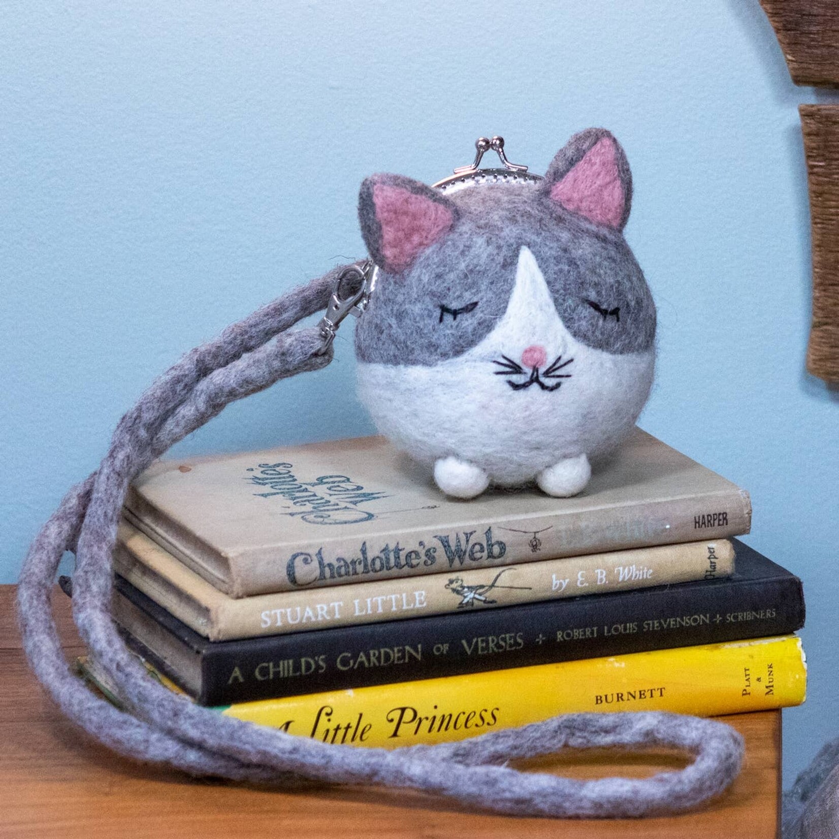 DZI DZI-Cleo Critter Clutch