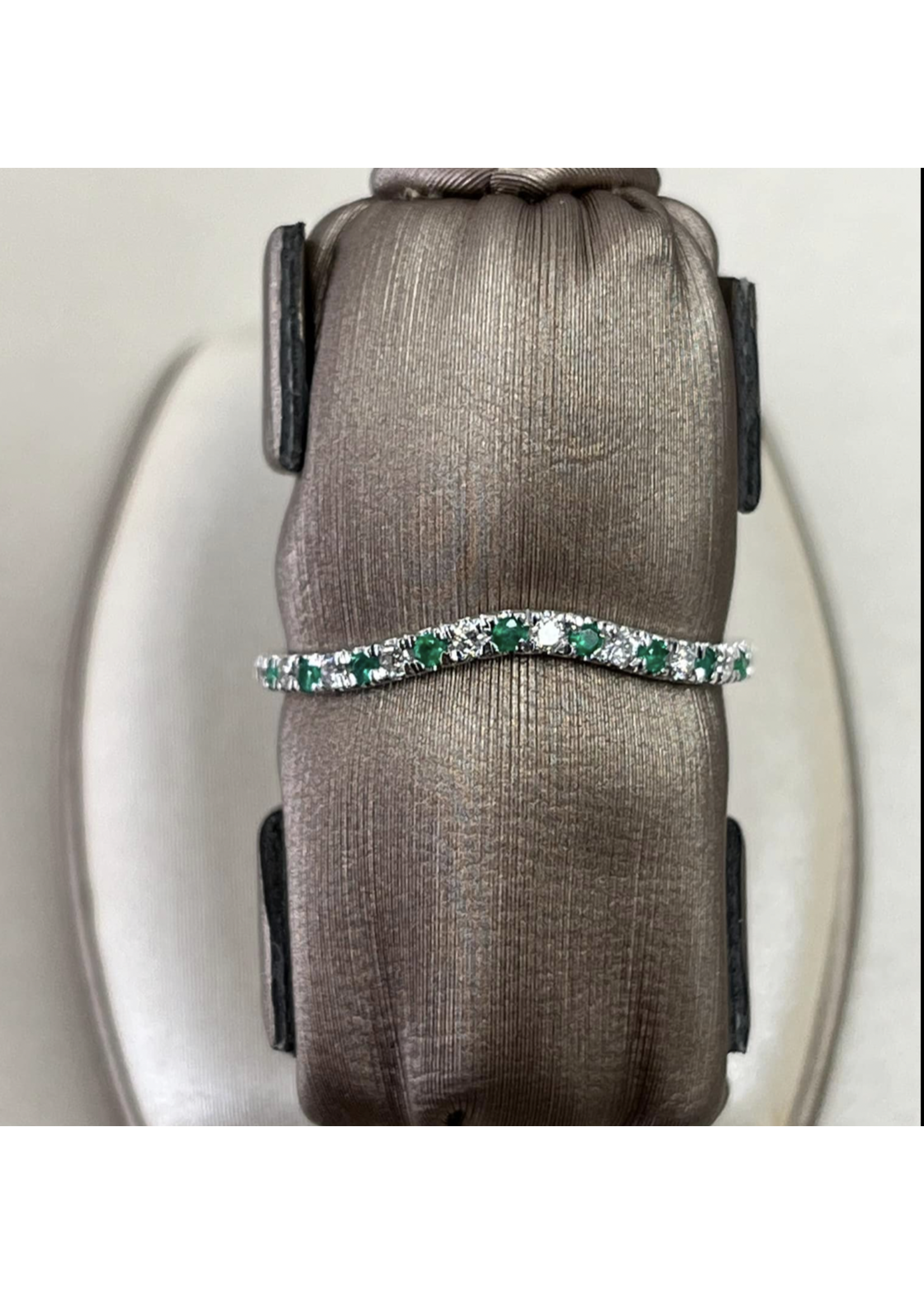 Jordans 14kwg Curved Emerald and Diamond Band .30 cttw sz 7