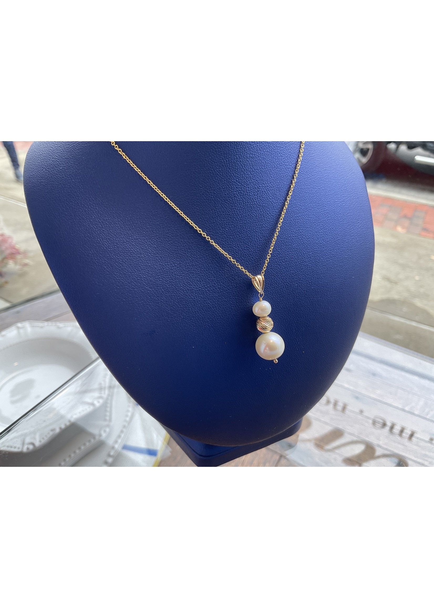 Jordans Triple Gold and Pearl Ball Pendant 14kg