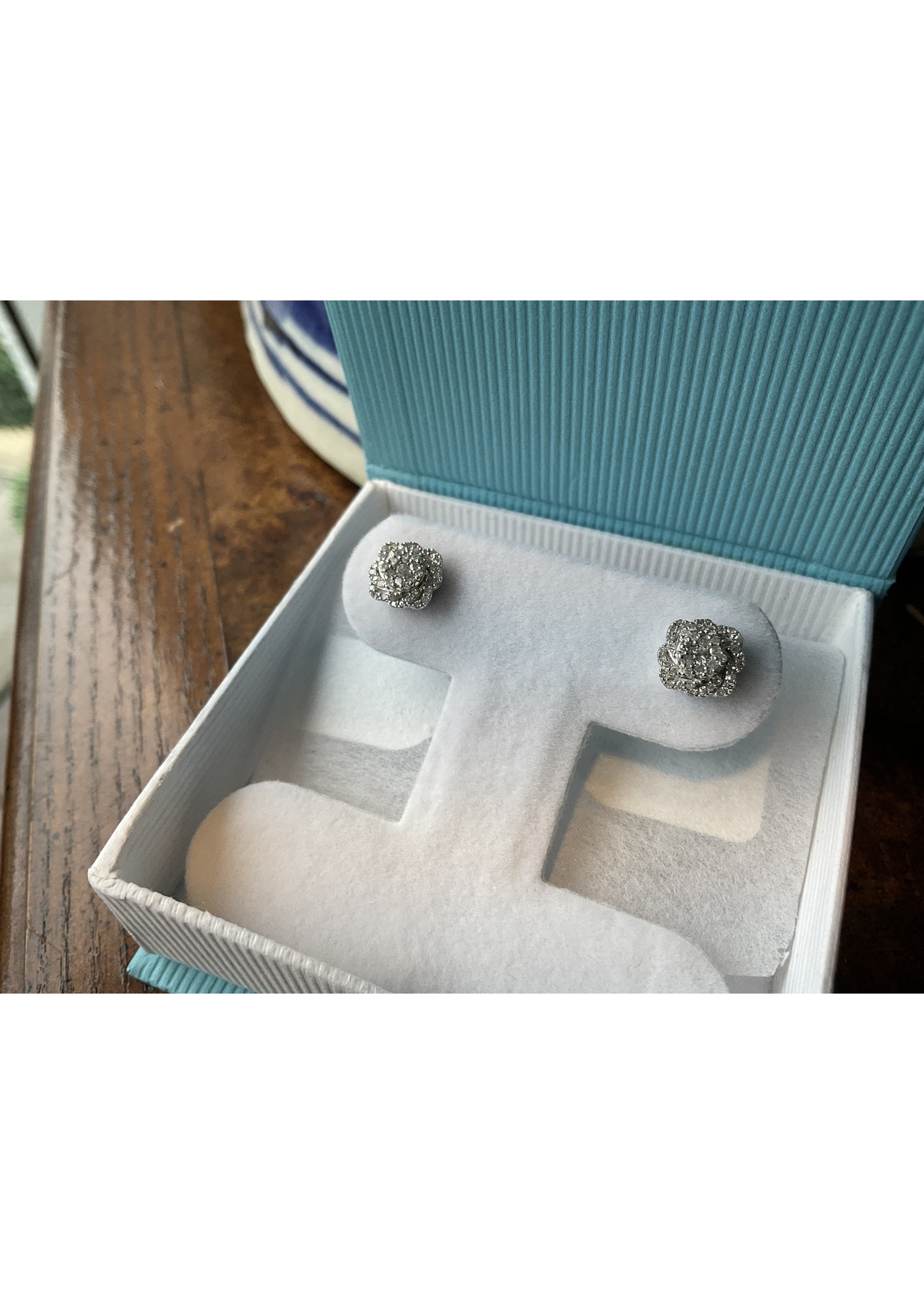 Jordans Scalloped Diamond Cluster Earring .34 cttw 10kwg