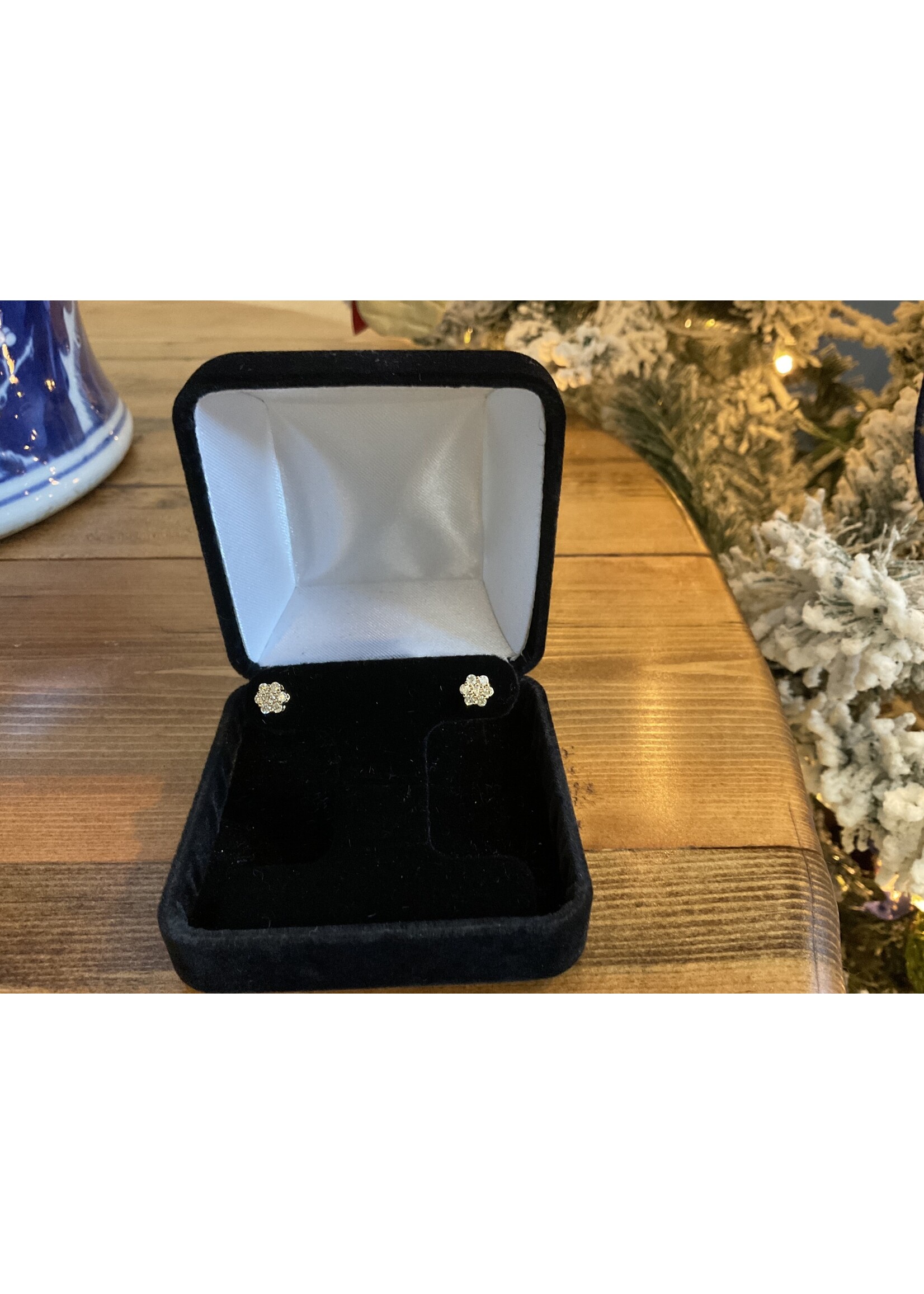 Jordans 14k Floral Cluster Screwback Studs .3cttw