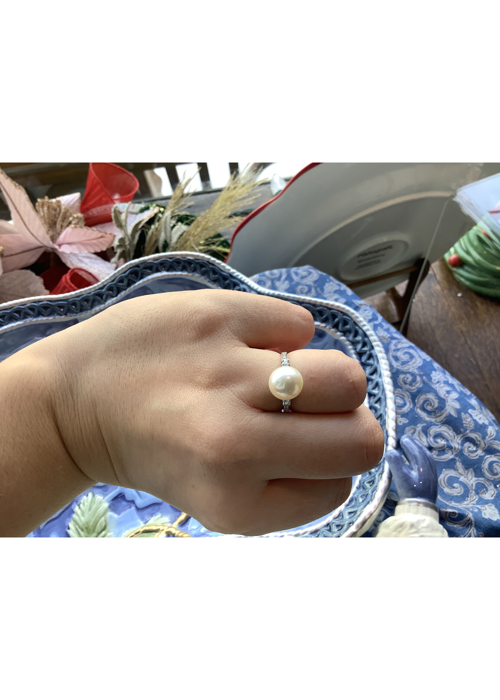 Jordans 14kwg 10mm Pearl and Diamond Ring .15cttw