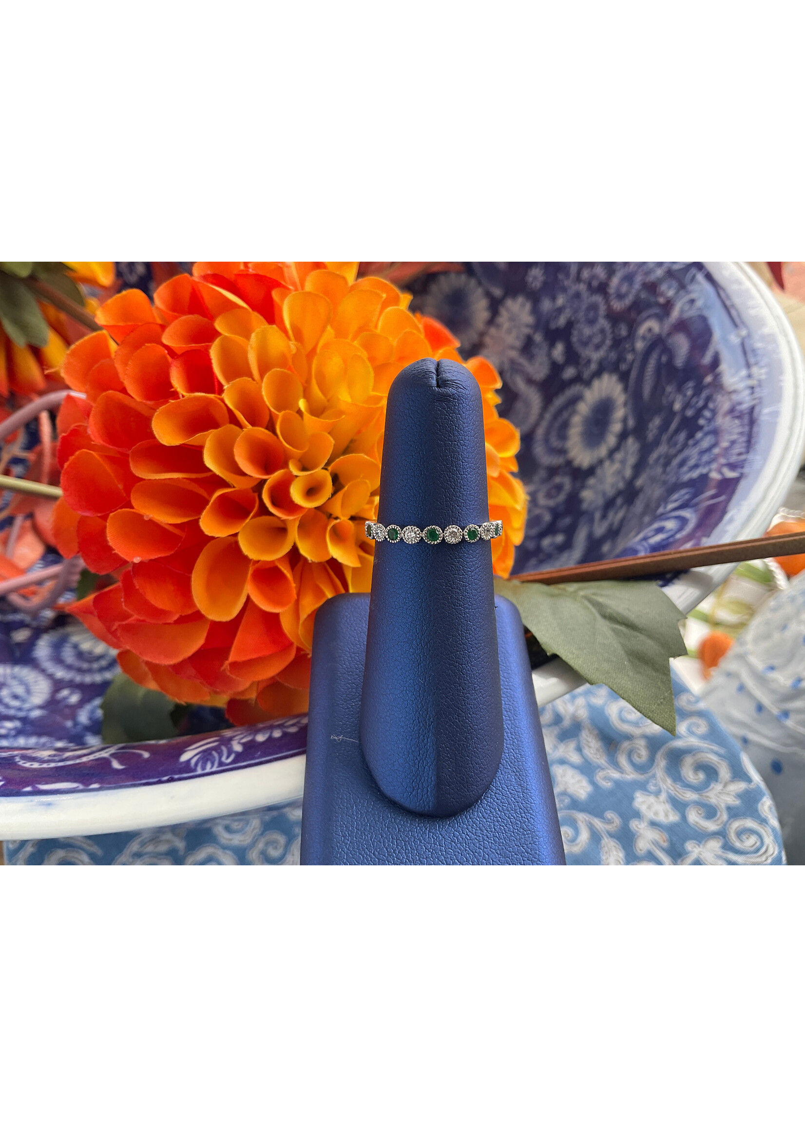 Jordans Alternating .20cttw Emerald & .20cttw Dia Decor Band White