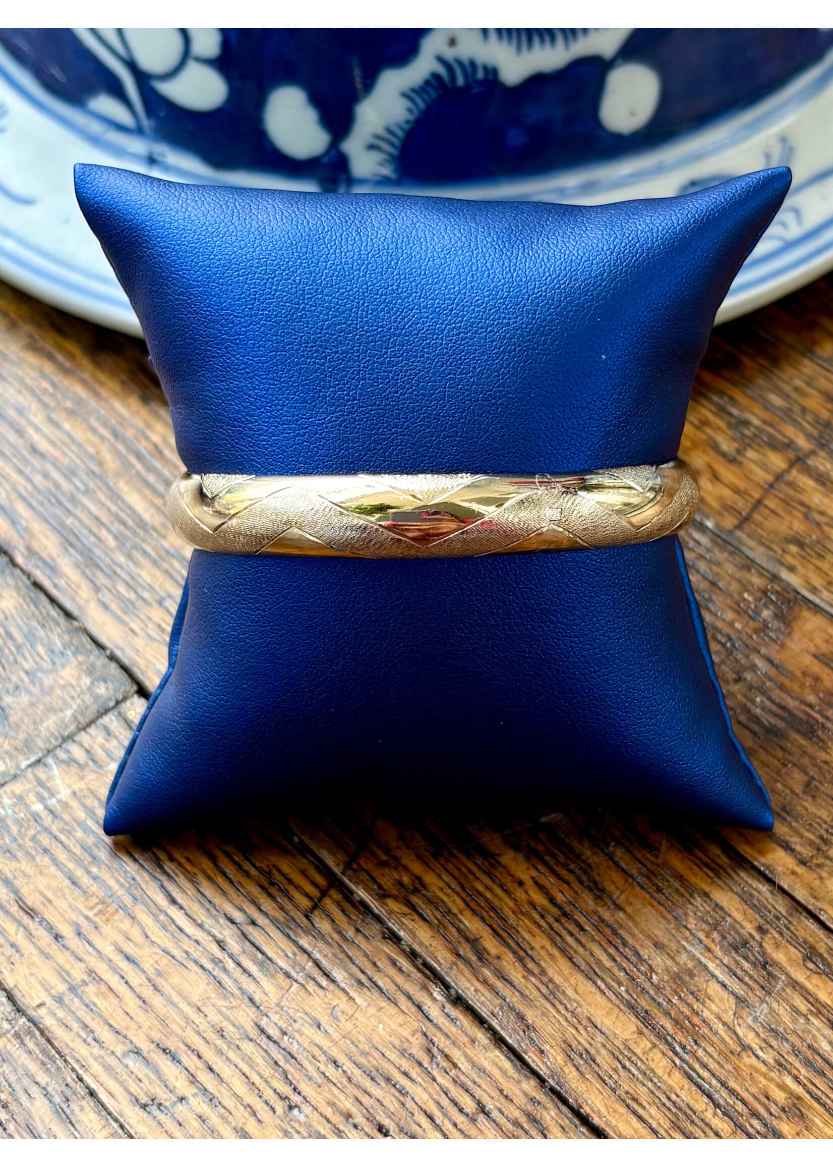 Jordans GF Textured Pattern Bangle w Safety Chain