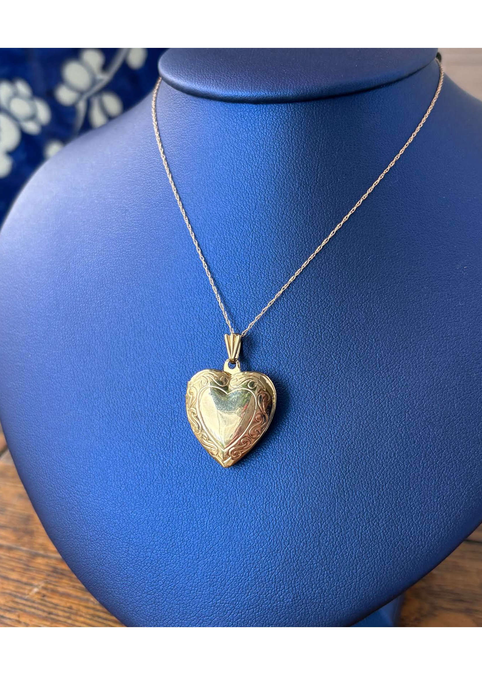 Jordans Engravable Heart Scroll Locket 10k
