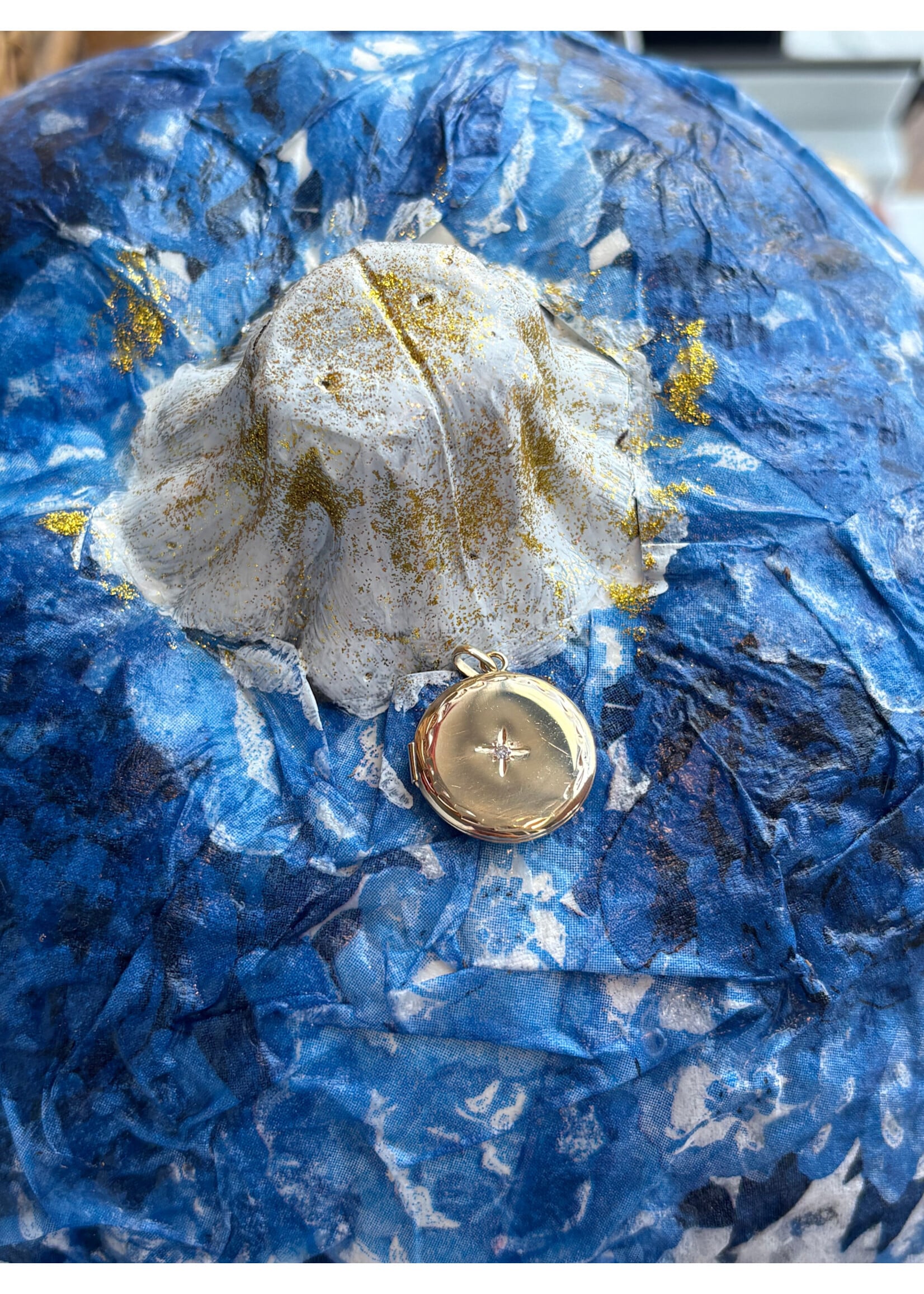Jordans 14k Round Single Diamond Locket - no chain