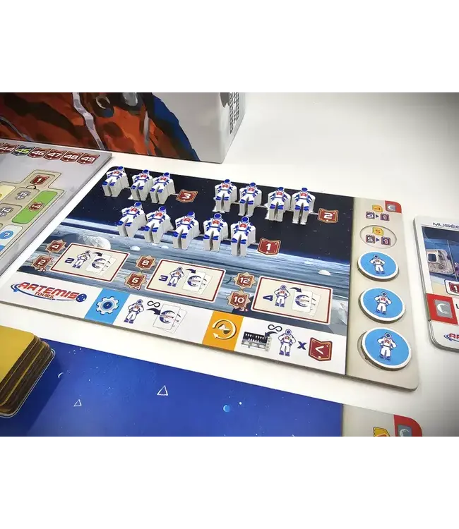 SHACKLETON BASE: A JOURNEY TO THE MOON (EN)