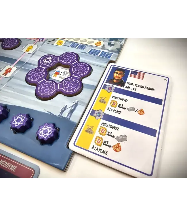 SHACKLETON BASE: A JOURNEY TO THE MOON (EN)