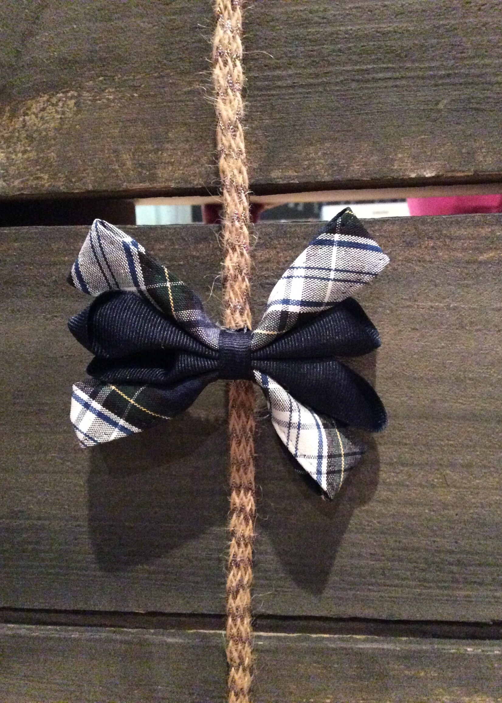 CARNIVAL PLAID & NAVY BOW ON PINCH CLIP-FBE67